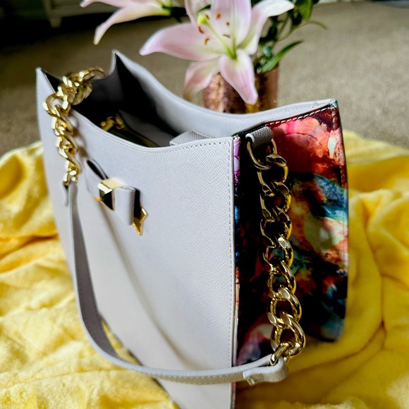 Betsy saffiano textured leather shoulder bag that features glamorous gold-tone - Picture 1 of 7